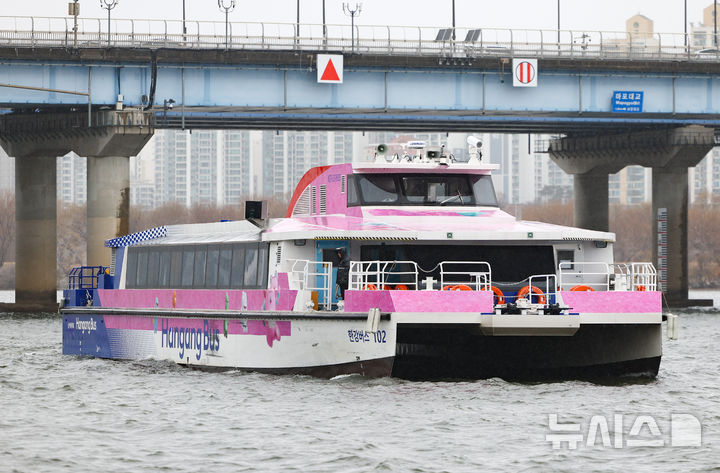 [서울=뉴시스] 황준선 기자 = 2일 서울 한강버승 여의도 선착장에서 한강버스가 운행하고 있다. 지난 1일부터 전 구간 운행을 재개한 한강버스는 운항 노선 효율성과 안정성을 높이기 위해 탑승 수요가 가장 많은 여의도 선착장을 중심으로 동부(잠실~여의도)와 서부(마곡~여의도) 구간으로 분리 운영한다. 2026.03.02. hwang@newsis.com