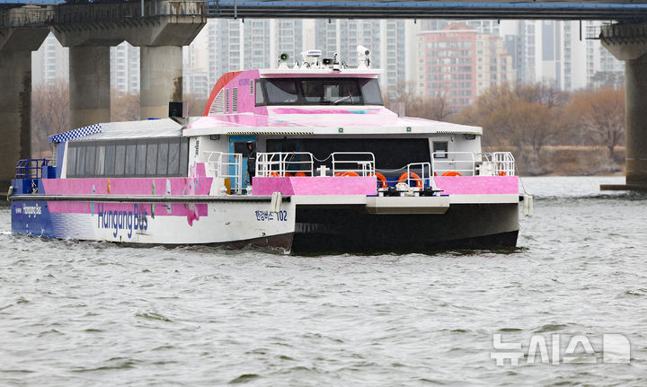 [서울=뉴시스] 황준선 기자 = 2일 서울 한강버승 여의도 선착장에서 한강버스가 운행하고 있다. 지난 1일부터 전 구간 운행을 재개한 한강버스는 운항 노선 효율성과 안정성을 높이기 위해 탑승 수요가 가장 많은 여의도 선착장을 중심으로 동부(잠실~여의도)와 서부(마곡~여의도) 구간으로 분리 운영한다. 2026.03.02. hwang@newsis.com