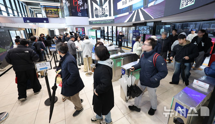 [서울=뉴시스] 황준선 기자 = 2일 서울 한강버승 여의도 선착장에서 한강버스 이용객들이 이동하고 있다. 지난 1일부터 전 구간 운행을 재개한 한강버스는 운항 노선 효율성과 안정성을 높이기 위해 탑승 수요가 가장 많은 여의도 선착장을 중심으로 동부(잠실~여의도)와 서부(마곡~여의도) 구간으로 분리 운영한다. 2026.03.02. hwang@newsis.com