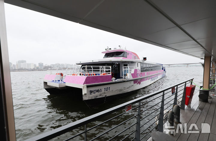 한강버스 전 구간 운항 재개, 시민들 발길 이어져 [뉴시스Pic]