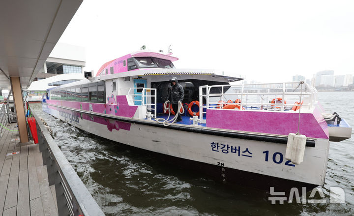 [서울=뉴시스] 황준선 기자 = 2일 서울 한강버승 여의도 선착장에서 한강버스가 운행하고 있다. 지난 1일부터 전 구간 운행을 재개한 한강버스는 운항 노선 효율성과 안정성을 높이기 위해 탑승 수요가 가장 많은 여의도 선착장을 중심으로 동부(잠실~여의도)와 서부(마곡~여의도) 구간으로 분리 운영한다. 2026.03.02. hwang@newsis.com