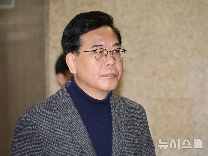 [서울=뉴시스] 김금보 기자 = 송언석 국민의힘 원내대표가 2일 오전 서울 여의도 국회에서 열린 최고위원회의에 참석하고 있다. 2026.03.02. kgb@newsis.com