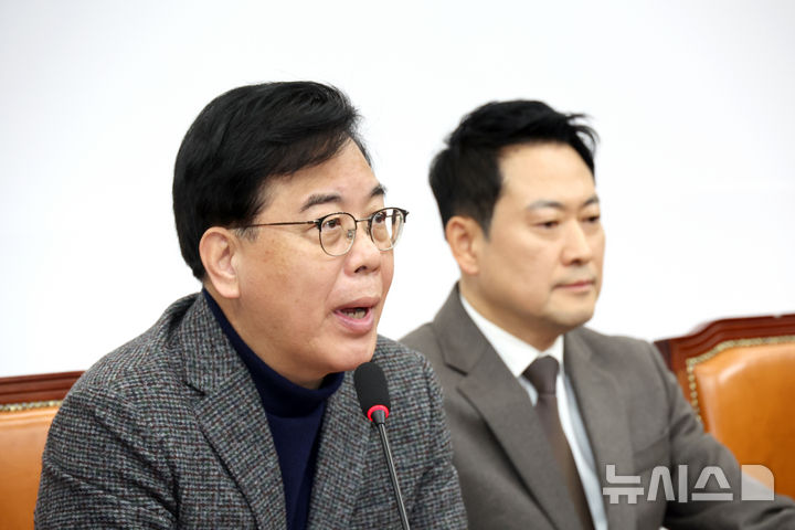 [서울=뉴시스] 김금보 기자 = 송언석 국민의힘 원내대표가 2일 오전 서울 여의도 국회에서 열린 최고위원회의에서 발언을 하고 있다. 2026.03.02. kgb@newsis.com