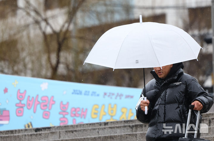 [서울=뉴시스] 황준선 기자 = 비가 내린 2일 서울 여의도 한강공원에서 우산을 쓴 시민들이 발걸음을 재촉하고 있다. 2026.03.02. hwang@newsis.com