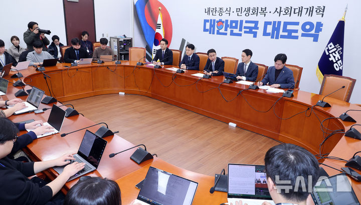 [서울=뉴시스] 김금보 기자 = 한병도 더불어민주당 원내대표가 2일 오전 서울 여의도 국회에서 열린 현안 관련 기자간담회에서 발언을 하고 있다. 2026.03.02. kgb@newsis.com