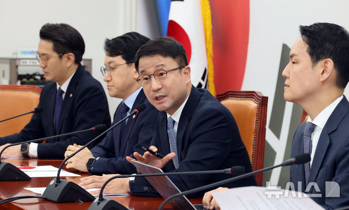 [서울=뉴시스] 김금보 기자 = 한병도 더불어민주당 원내대표가 2일 오전 서울 여의도 국회에서 열린 현안 관련 기자간담회에서 발언을 하고 있다. 2026.03.02. kgb@newsis.com