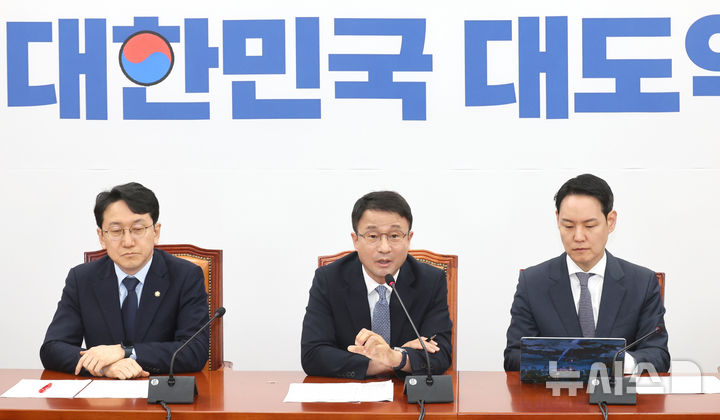 [서울=뉴시스] 김금보 기자 = 한병도 더불어민주당 원내대표가 2일 오전 서울 여의도 국회에서 열린 현안 관련 기자간담회에서 발언을 하고 있다. 2026.03.02. kgb@newsis.com