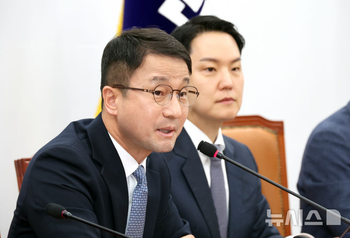 [서울=뉴시스] 김금보 기자 = 한병도 더불어민주당 원내대표가 2일 오전 서울 여의도 국회에서 열린 현안 관련 기자간담회에서 발언을 하고 있다. 2026.03.02. kgb@newsis.com