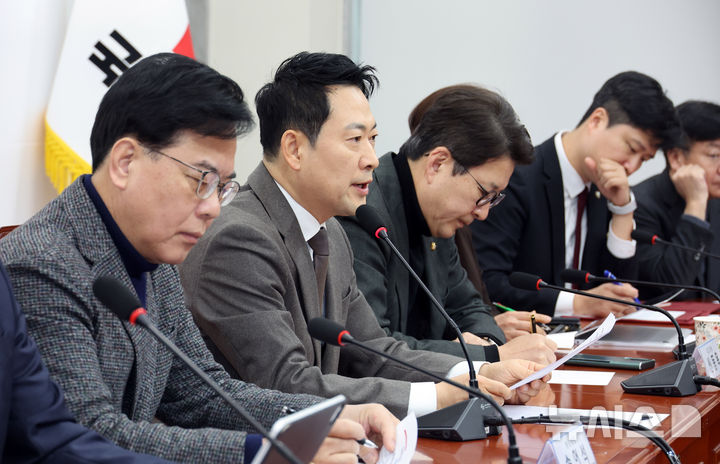 [서울=뉴시스] 김금보 기자 = 장동혁 국민의힘 대표가 2일 오전 서울 여의도 국회에서 열린 최고위원회의에서 발언을 하고 있다. 2026.03.02. kgb@newsis.com