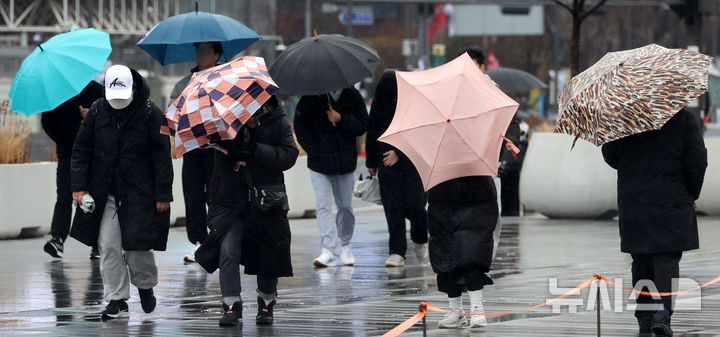 [서울=뉴시스] 추상철 기자 = 강풍을 동반한 비가 내린 2일 오전 서울 종로구 광화문광장에서 우산을 쓴 시민들이 발걸음을 재촉하고 있다. 2026.03.02. scchoo@newsis.com