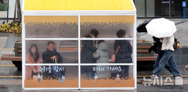 [서울=뉴시스] 추상철 기자 = 강풍을 동반한 비가 내린 2일 오전 서울 종로구 광화문 인근에서 시민들이 비를 피하고 있다. 2026.03.02. scchoo@newsis.com