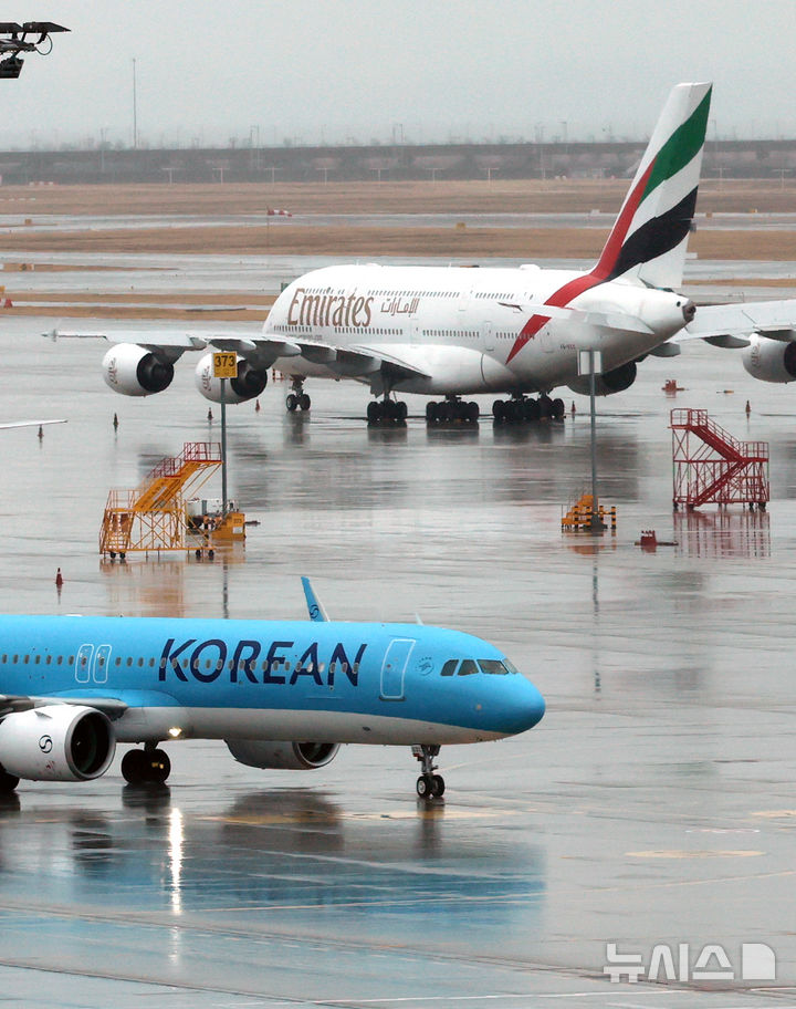 [인천공항=뉴시스] 조성우 기자 = 미국의 이란 공습으로 중동 지역의 군사적 긴장이 고조되면서 두바이행 등 일부 항공편이 운항 중단된 2일 인천국제공항 주기장에 항공기가 세워져 있다. 2026.03.02. xconfind@newsis.com