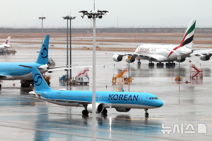 [인천공항=뉴시스] 조성우 기자 = 미국의 이란 공습으로 중동 지역의 군사적 긴장이 고조되면서 두바이행 등 일부 항공편이 운항 중단된 2일 인천국제공항 주기장에 항공기가 세워져 있다. 2026.03.02. xconfind@newsis.com