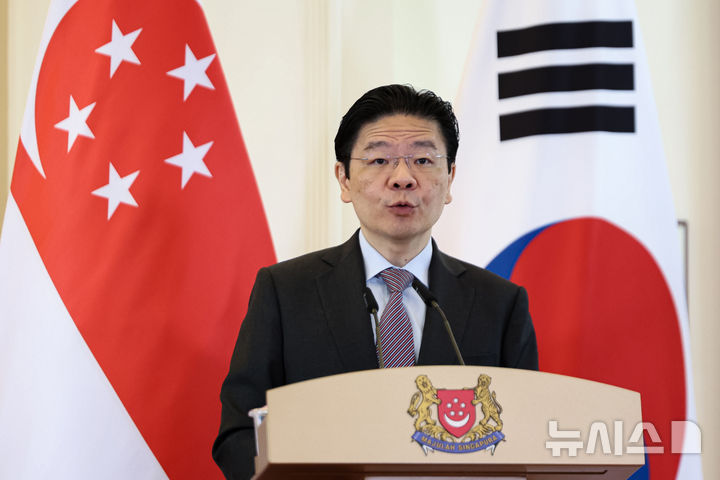 [싱가포르=뉴시스] 최동준 기자 = 로렌스 웡 싱가포르 총리가 2일(현지 시간) 싱가포르 외교부에서 열린 이재명 대통령과 공동 언론발표에서 발언하고 있다. 2026.03.02. photocdj@newsis.com