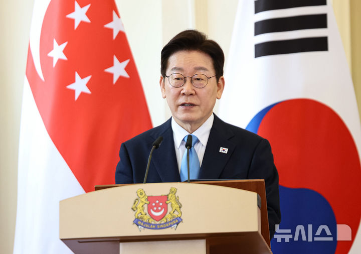 [싱가포르=뉴시스] 최동준 기자 = 싱가포르를 국빈 방문 중인 이재명 대통령이 2일(현지 시간) 싱가포르 외교부에서 로렌스 웡 총리와 공동 언론발표를 하고 있다. 2026.03.02. photocdj@newsis.com