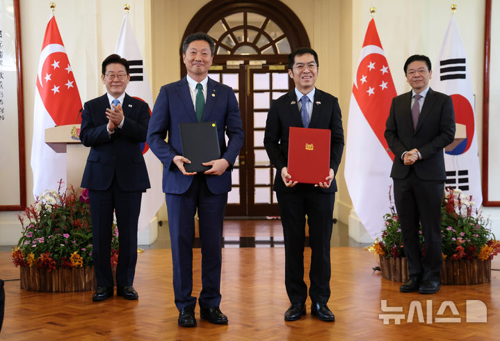 [싱가포르=뉴시스] 최동준 기자 = 전대욱 한국수력원자력 사장 직무대행과 푸아 켁 켱 에너지 시장청장이 2일(현지 시간) 싱가포르 외교부에서 이재명 대통령과 로렌스 웡 총리가 임석한 가운데 SMR 협력에 관한 양해각서를 들고 기념촬영을 하고 있다. 2026.03.02. photocdj@newsis.com