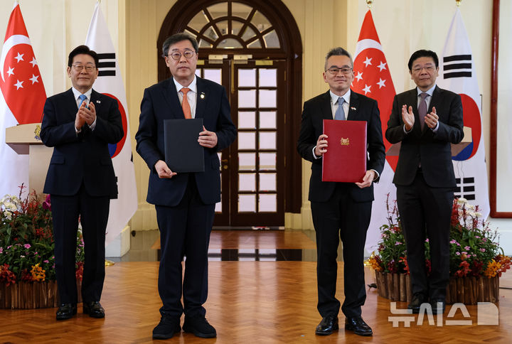 [싱가포르=뉴시스] 최동준 기자 = 박윤규 정보통신산업진흥원 원장과 찬찬 홈팀과학기술 청장이 2일(현지 시간) 싱가포르 외교부에서 이재명 대통령과 로렌스 웡 총리가 임석한 가운데 공공안전분야 인공지능 및 디지털 기술 협력에 관한 양해각서를 들고 기념촬영을 하고 있다. 2026.03.02. photocdj@newsis.com