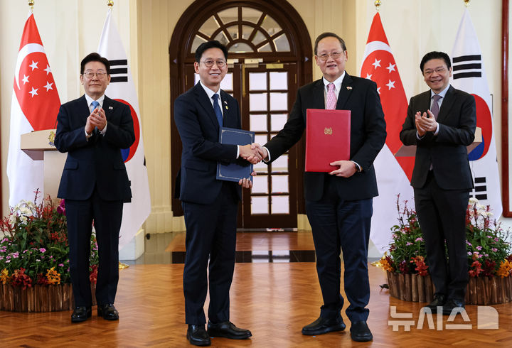 [싱가포르=뉴시스] 최동준 기자 = 배경훈 부총리 겸 과학기술정보통신부 장관과 탄시렝 통상산업부 에너지·과학기술 담당 장관이 2일(현지 시간) 싱가포르 외교부에서 이재명 대통령과 로렌스 웡 총리가 임석한 가운데 과학기술 협력에 관한 양해 각서를 들고 기념촬영을 하고 있다. 2026.03.02. photocdj@newsis.com