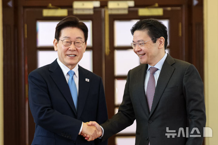 [싱가포르=뉴시스] 최동준 기자 = 싱가포르를 국빈 방문 중인 이재명 대통령이 2일(현지 시간) 싱가포르 외교부에서 로렌스 웡 총리와 공동 언론발표를 마친 뒤 악수하고 있다. 2026.03.02. photocdj@newsis.com
