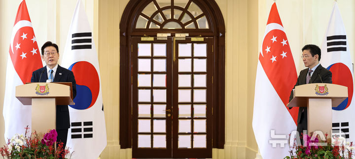 [싱가포르=뉴시스] 최동준 기자 = 싱가포르를 국빈 방문 중인 이재명 대통령이 2일(현지 시간) 싱가포르 외교부에서 로렌스 웡 총리와 공동 언론발표를 하고 있다. 2026.03.02. photocdj@newsis.com