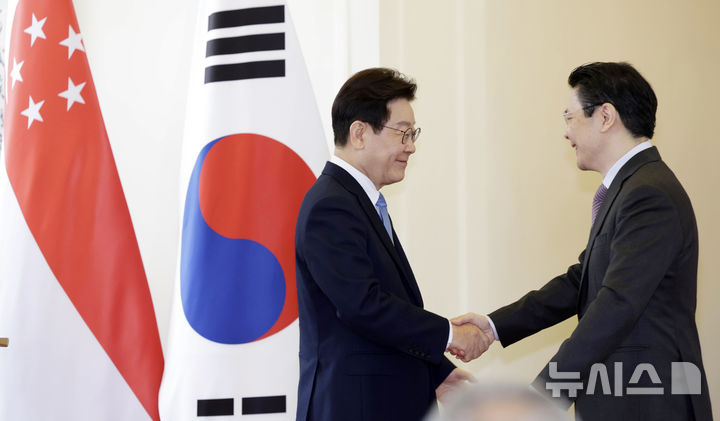 [싱가포르=뉴시스] 최동준 기자 = 싱가포르를 국빈 방문 중인 이재명 대통령이 2일(현지 시간) 싱가포르 외교부에서 로렌스 웡 총리와 공동 언론발표를 마친 뒤 악수하고 있다. 2026.03.02. photocdj@newsis.com