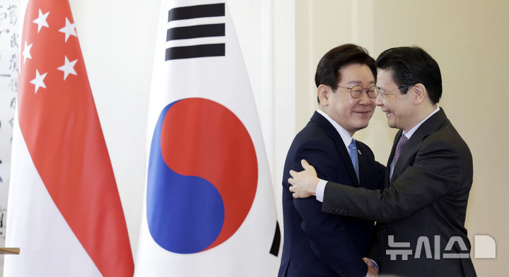 [싱가포르=뉴시스] 최동준 기자 = 싱가포르를 국빈 방문 중인 이재명 대통령이 2일(현지 시간) 싱가포르 외교부에서 로렌스 웡 총리와 공동 언론발표를 마친 뒤 악수하고 있다. 2026.03.02. photocdj@newsis.com