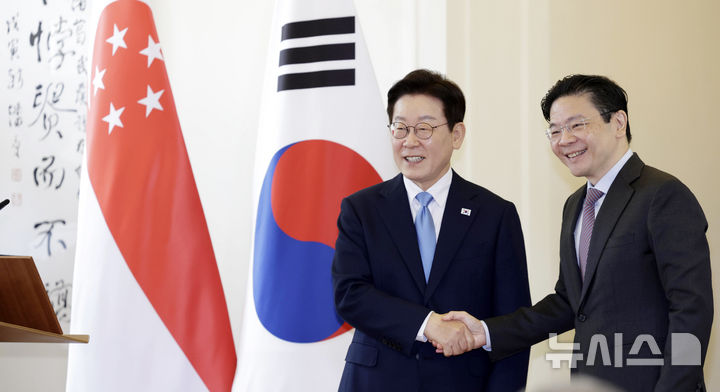 [싱가포르=뉴시스] 최동준 기자 = 싱가포르를 국빈 방문 중인 이재명 대통령이 2일(현지 시간) 싱가포르 외교부에서 로렌스 웡 총리와 공동 언론발표를 마친 뒤 악수하고 있다. 2026.03.02. photocdj@newsis.com