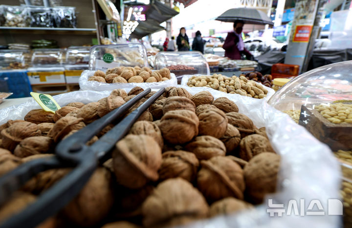 [대구=뉴시스] 이무열 기자 = 정월대보름을 하루 앞둔 2일 대구 중구 서문시장에서 호두, 땅콩 등 부럼이 판매되고 있다. 2026.03.02. lmy@newsis.com