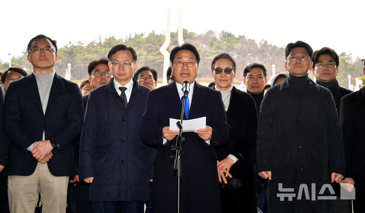 [광주=뉴시스] 변재훈 기자=강기정 광주시장이 2일 광주 북구 국립5·18민주묘지를 시 공무원, 산하공공기관장과 합동참배한 직후 전남·광주 통합특별법 국회 의결에 대한 입장문을 발표하고 있다. 2026.03.02. wisdom21@newsis.com