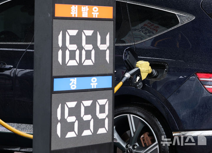 [서울=뉴시스] 이영환 기자 = 국제 유가가 전 세계 원유 물동량 상당 부분을 차지하는 호르무즈 해협 봉쇄의 여파로 급등하고 있는 2일 서울 서초구 만남의광장 주유소에서 시민들이 주유를 하고 있다. 1일 오후(현지 시간) 뉴욕상품거래소에서 서부 텍사스산 중질유(WTI) 선물은 4.10달러(6.12%) 오른 배럴당 71.12달러에 거래되고 있다. 국제 기준물인 브렌트유 선물은 4.73달러(6.49%) 상승한 배럴당 77.60달러에 거래되고 있다.2026.03.02. 20hwan@newsis.com