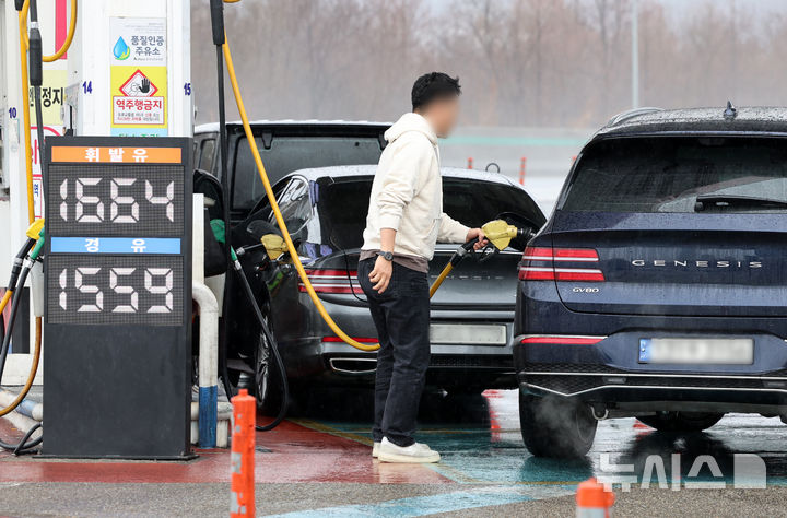 [서울=뉴시스] 이영환 기자 = 국제 유가가 전 세계 원유 물동량 상당 부분을 차지하는 호르무즈 해협 봉쇄의 여파로 급등하고 있는 2일 서울 서초구 만남의광장 주유소에서 시민들이 주유를 하고 있다. 1일 오후(현지 시간) 뉴욕상품거래소에서 서부 텍사스산 중질유(WTI) 선물은 4.10달러(6.12%) 오른 배럴당 71.12달러에 거래되고 있다. 국제 기준물인 브렌트유 선물은 4.73달러(6.49%) 상승한 배럴당 77.60달러에 거래되고 있다.2026.03.02. 20hwan@newsis.com