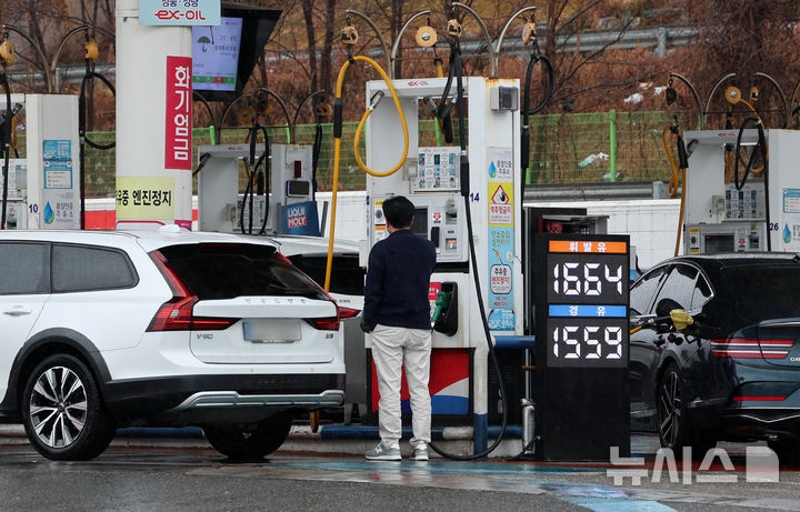 [서울=뉴시스] 이영환 기자 = 국제 유가가 전 세계 원유 물동량 상당 부분을 차지하는 호르무즈 해협 봉쇄의 여파로 급등하고 있는 2일 서울 서초구 만남의광장 주유소에서 시민들이 주유를 하고 있다. 1일 오후(현지 시간) 뉴욕상품거래소에서 서부 텍사스산 중질유(WTI) 선물은 4.10달러(6.12%) 오른 배럴당 71.12달러에 거래되고 있다. 국제 기준물인 브렌트유 선물은 4.73달러(6.49%) 상승한 배럴당 77.60달러에 거래되고 있다.2026.03.02. 20hwan@newsis.com