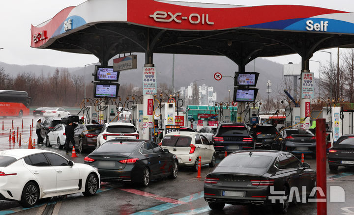 [서울=뉴시스] 이영환 기자 = 국제 유가가 전 세계 원유 물동량 상당 부분을 차지하는 호르무즈 해협 봉쇄의 여파로 급등하고 있는 지난 2일 서울 서초구 만남의광장 주유소에서 시민들이 주유를 하고 있다. 2026.03.02. 20hwan@newsis.com