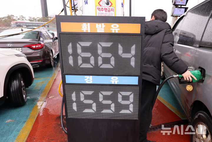 [서울=뉴시스] 이영환 기자 = 국제 유가가 전 세계 원유 물동량 상당 부분을 차지하는 호르무즈 해협 봉쇄의 여파로 급등하고 있는 2일 서울 서초구 만남의광장 주유소에서 시민들이 주유를 하고 있다. 1일 오후(현지 시간) 뉴욕상품거래소에서 서부 텍사스산 중질유(WTI) 선물은 4.10달러(6.12%) 오른 배럴당 71.12달러에 거래되고 있다. 국제 기준물인 브렌트유 선물은 4.73달러(6.49%) 상승한 배럴당 77.60달러에 거래되고 있다.2026.03.02. 20hwan@newsis.com