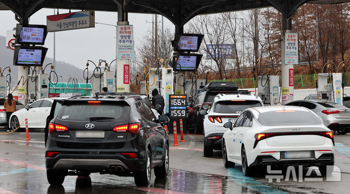 [서울=뉴시스] 이영환 기자 = 국제 유가가 전 세계 원유 물동량 상당 부분을 차지하는 호르무즈 해협 봉쇄의 여파로 급등하고 있는 2일 서울 서초구 만남의광장 주유소에서 시민들이 주유를 하고 있다. 1일 오후(현지 시간) 뉴욕상품거래소에서 서부 텍사스산 중질유(WTI) 선물은 4.10달러(6.12%) 오른 배럴당 71.12달러에 거래되고 있다. 국제 기준물인 브렌트유 선물은 4.73달러(6.49%) 상승한 배럴당 77.60달러에 거래되고 있다.2026.03.02. 20hwan@newsis.com