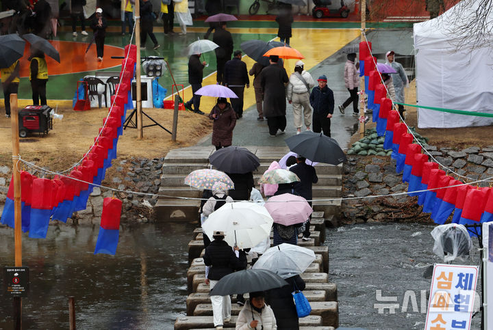 [서울=뉴시스] 이영환 기자 = 비가 내린 지난 2일 오후 서울 서초구 양재천에서 우산을 쓴 시민들이 걸어가고 있다. 2026.03.02. 20hwan@newsis.com