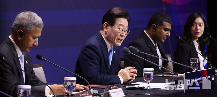 [싱가포르=뉴시스] 최동준 기자 = 싱가포르를 국빈 방문 중인 이재명 대통령이 2일(현지 시간) 한 호텔에서 열린 한-싱 AI 커넥트 서밋에서 발언하고 있다. 2026.03.02. photocdj@newsis.com
