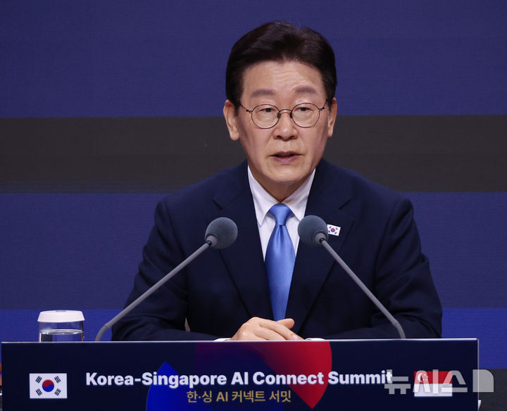 [싱가포르=뉴시스] 최동준 기자 = 싱가포르를 국빈 방문 중인 이재명 대통령이 2일(현지 시간) 한 호텔에서 열린 한-싱 AI 커넥트 서밋에서 발언하고 있다. 2026.03.02. photocdj@newsis.com