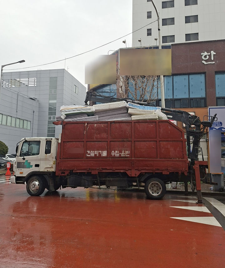 [광주=뉴시스] 2일 오후 광주 광산구 쌍암동 한 교차로에서 건설 폐기물 수거차가 공중에 매달린 통신선이 걸린 채 주행하다 기둥 ２개가 쓰러졌다. 이 사고로 쓰러진 기둥에 주차 차량이 파손되고 일대 KT통신망에 장애가 발생해 응급 복구 중이다. 사진은 사고를 낸 수거차. (사진=독자 제공) 2026.03.02. photo@newsis.com *재판매 및 DB 금지
