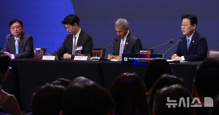 [싱가포르=뉴시스] 최동준 기자 = 싱가포르를 국빈 방문 중인 이재명 대통령이 2일(현지 시간) 한 호텔에서 열린 한-싱 AI 커넥트 서밋에서 발언하고 있다. 2026.03.02. photocdj@newsis.com