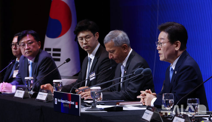 [싱가포르=뉴시스] 최동준 기자 = 싱가포르를 국빈 방문 중인 이재명 대통령이 2일(현지 시간) 한 호텔에서 열린 한-싱 AI 커넥트 서밋에서 발언하고 있다. 2026.03.02. photocdj@newsis.com