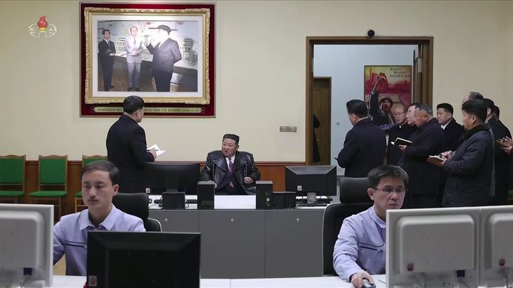 [서울=뉴시스] 북한 조선중앙TV가 지난 3월 1일 김정은 국무위원장이 상원세멘트연합기업소를 방문해 노동자들을 격려하고 생산 점검했다고 이튿날 보도했다. (사진=조선중앙TV 캡처) 2026.05.02. photo@newsis.com *재판매 및 DB 금지