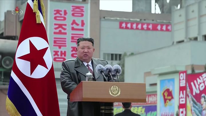 [서울=뉴시스] 북한 조선중앙TV가 지난 1일 김정은 국무위원장이 상원세멘트연합기업소를 방문해 노동자들을 격려 했다고 2일 보도했다. (사진=조선중앙TV 캡처) 2026.03.05. photo@newsis.com *재판매 및 DB 금지