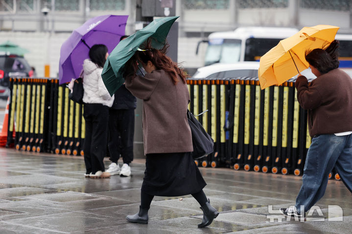 경기남부 늦은 새벽까지 눈·비…낮 최고 9~13도