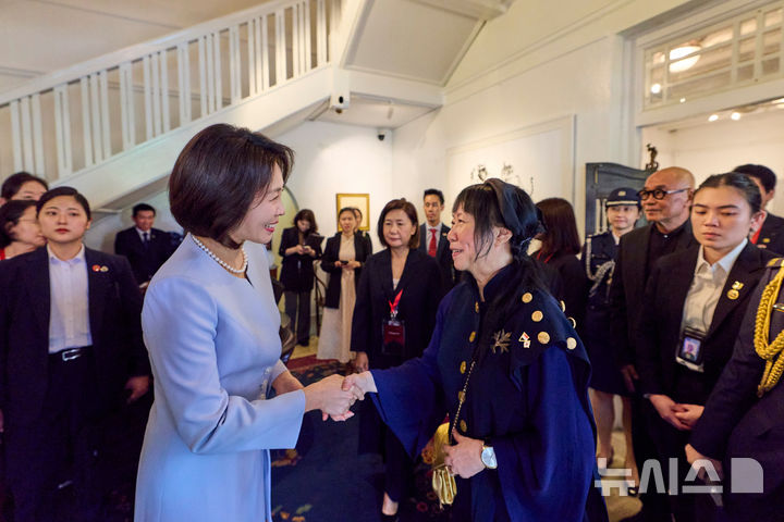 [싱가포르=뉴시스] 최동준 기자 = 김혜경 여사와 싱가포르 대통령 부인 제인 이토기 샨무가라트남 여사가 2일(현지 시간) 싱가포르 테멩공 아티스트 인 레지던스에서 차담에 앞서 악수를 하고 있다. (공동취재) 2026.03.02. photocdj@newsis.com