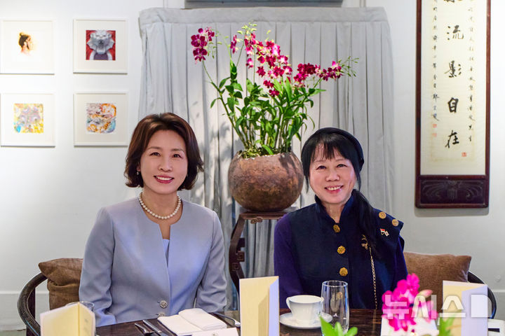 [싱가포르=뉴시스] 최동준 기자 = 김혜경 여사와 싱가포르 대통령 부인 제인 이토기 샨무가라트남 여사가 2일(현지 시간) 싱가포르 테멩공 아티스트 인 레지던스에서 차담을 하며 기념촬영을 하고 있다. (공동취재) 2026.03.02. photocdj@newsis.com