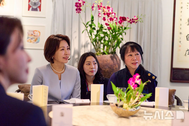[싱가포르=뉴시스] 최동준 기자 = 김혜경 여사와 싱가포르 대통령 부인 제인 이토기 샨무가라트남 여사가 2일(현지 시간) 싱가포르 테멩공 아티스트 인 레지던스에서 차담을 하고 있다. (공동취재) 2026.03.02. photocdj@newsis.com