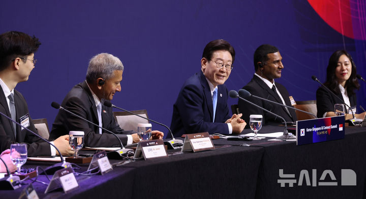 [싱가포르=뉴시스] 최동준 기자 = 싱가포르를 국빈 방문 중인 이재명 대통령이 2일(현지 시간) 한 호텔에서 열린 한-싱 AI 커넥트 서밋에서 발언하고 있다. 2026.03.02. photocdj@newsis.com
