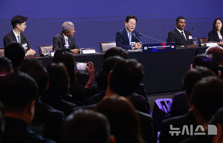 [싱가포르=뉴시스] 최동준 기자 = 싱가포르를 국빈 방문 중인 이재명 대통령이 2일(현지 시간) 한 호텔에서 열린 한-싱 AI 커넥트 서밋에서 발언하고 있다. 2026.03.02. photocdj@newsis.com