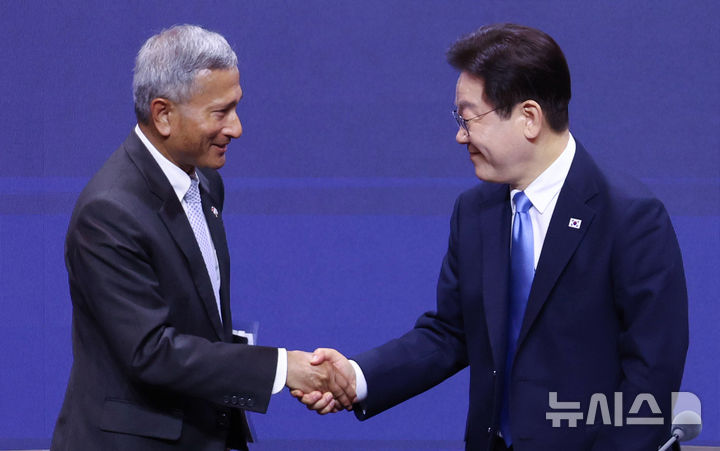 [싱가포르=뉴시스] 최동준 기자 = 싱가포르를 국빈 방문 중인 이재명 대통령이 2일(현지 시간) 한 호텔에서 열린 한-싱 AI 커넥트 서밋 종료 후 비비안 발라크리쉬난 싱가포르 외교장관과 악수를 하고 있다. 2026.03.02. photocdj@newsis.com